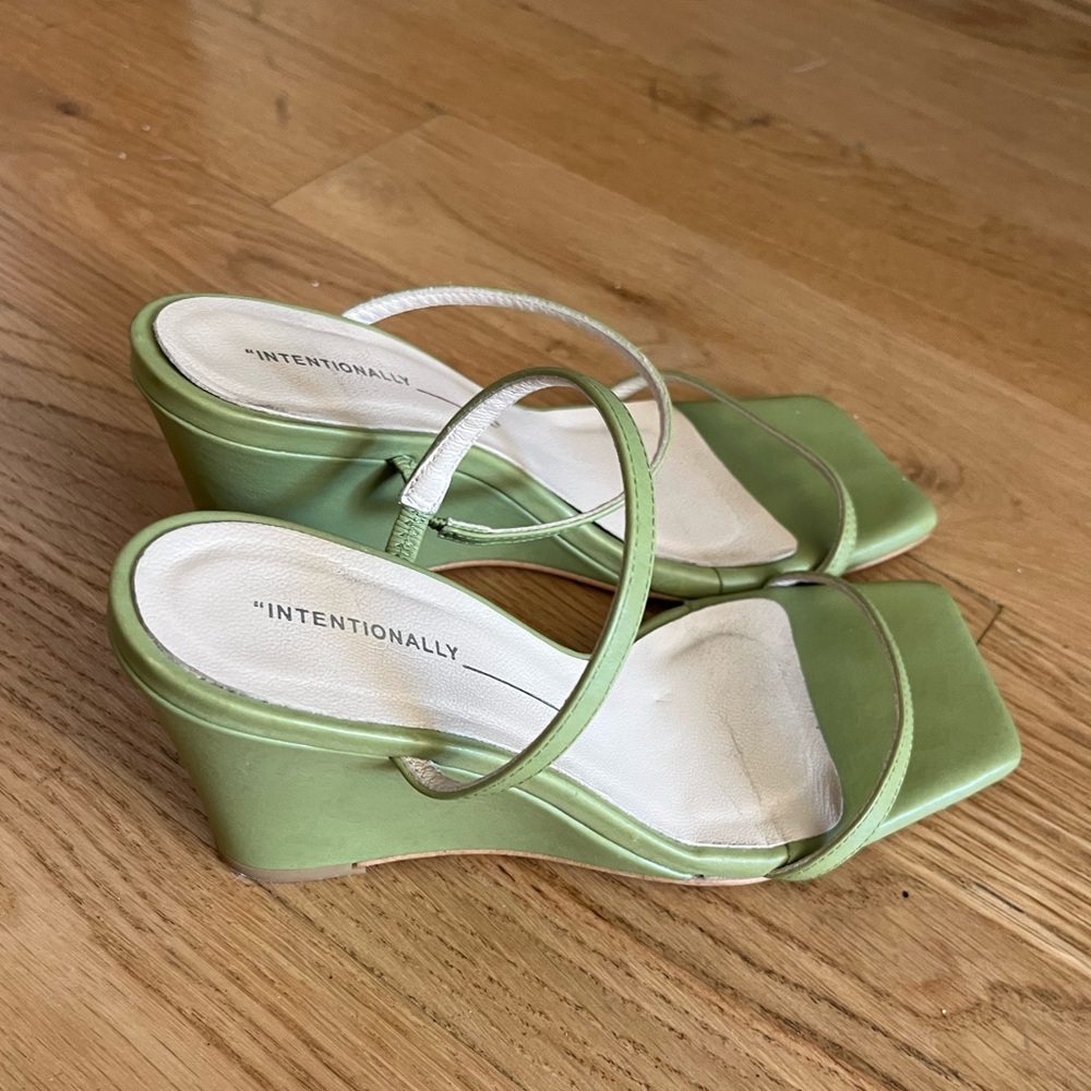 Cute Intentionally Blank Green Wedge Sandals